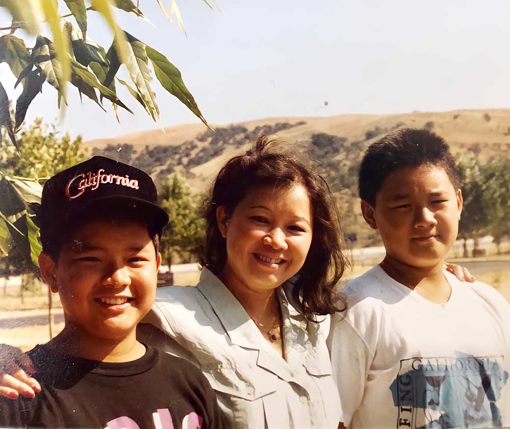 Ho&agrave;ng Oanh v&agrave; 2 con trai&nbsp;