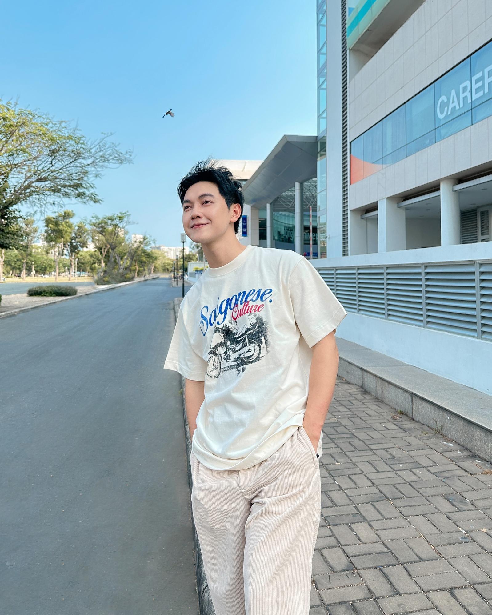 Nam ca sĩ thường chọn những outfit năng động trẻ trung 
