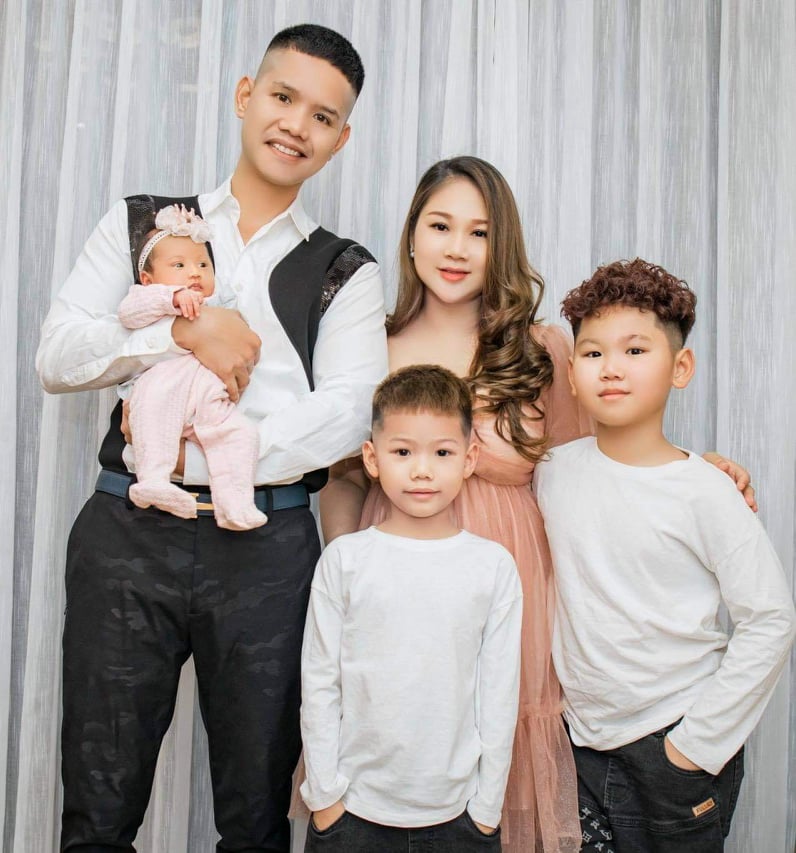 Ca sĩ Lã Phong Lâm và gia đình hạnh phúc