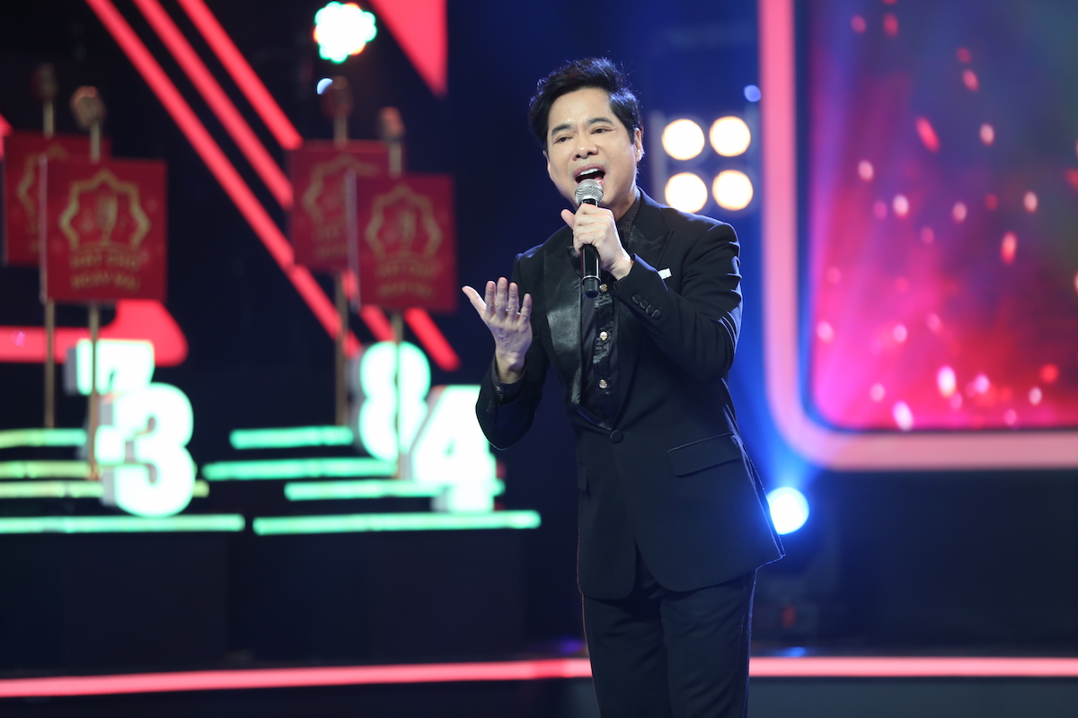 Ca sĩ Ngọc Sơn biểu diễn