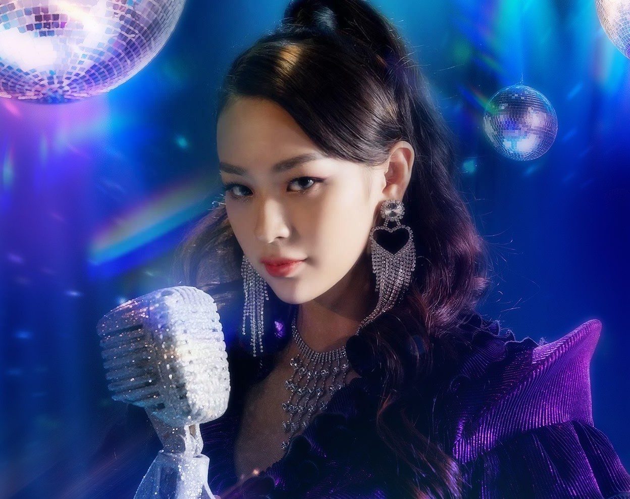 Ca sĩ Phí Phương Anh tham gia ca hát