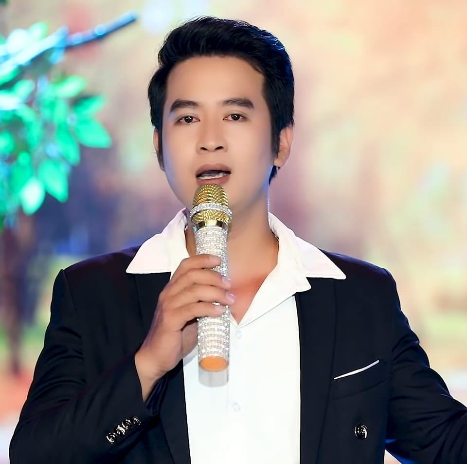 Chân dung ca sĩ Quang Mạnh