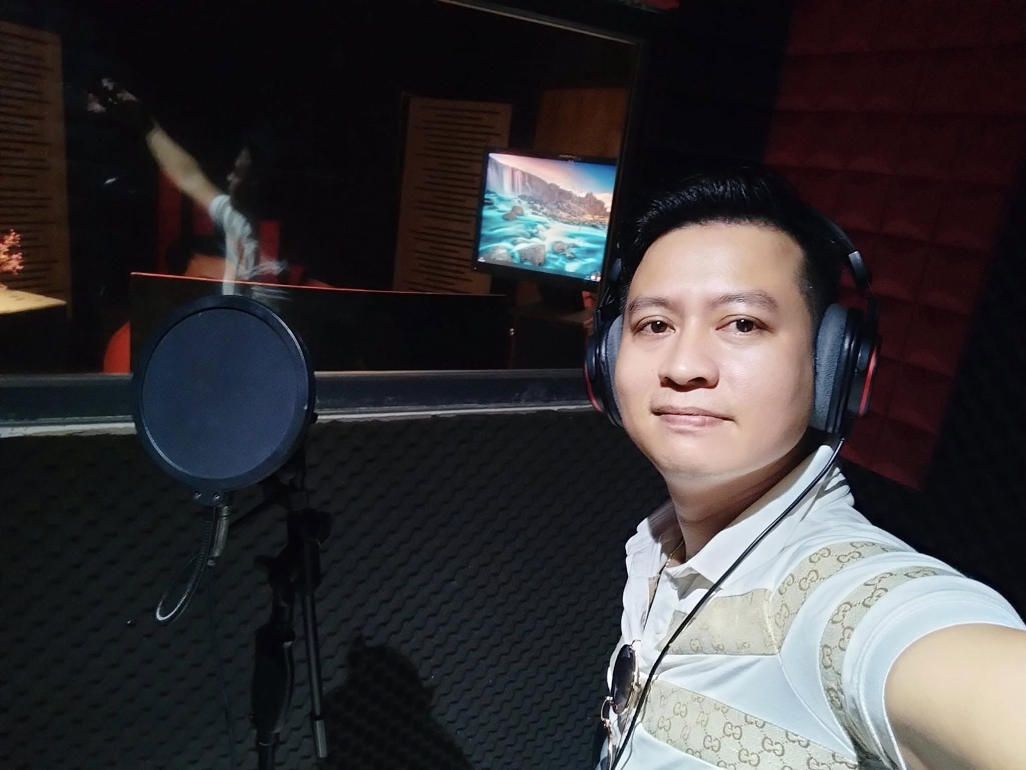 Anh thường chia sẻ các khoảnh khắc của mình tại phòng thu với fan trên Facebook cá nhân