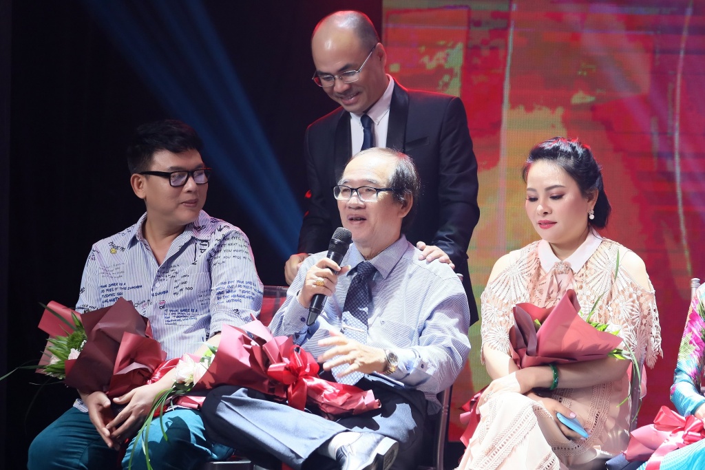 Nhạc sĩ Hàn Châu tại chương trình truyền hình