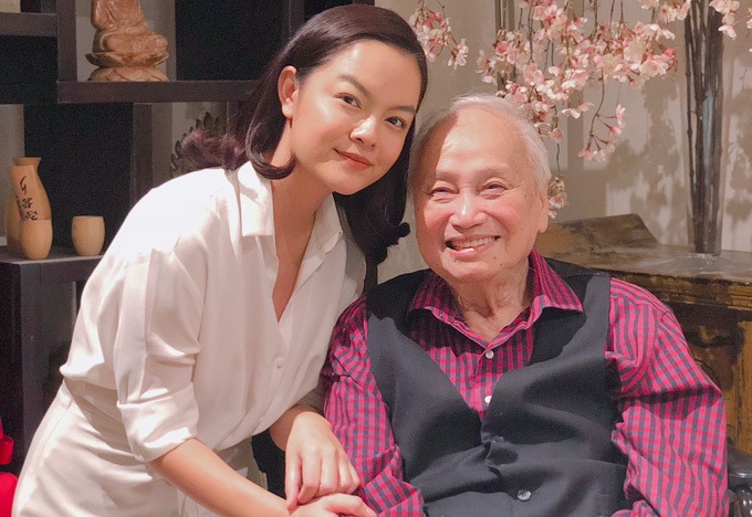 Nhạc sĩ Lam Phương chụp ảnh với ca sĩ Phạm Quỳnh Anh