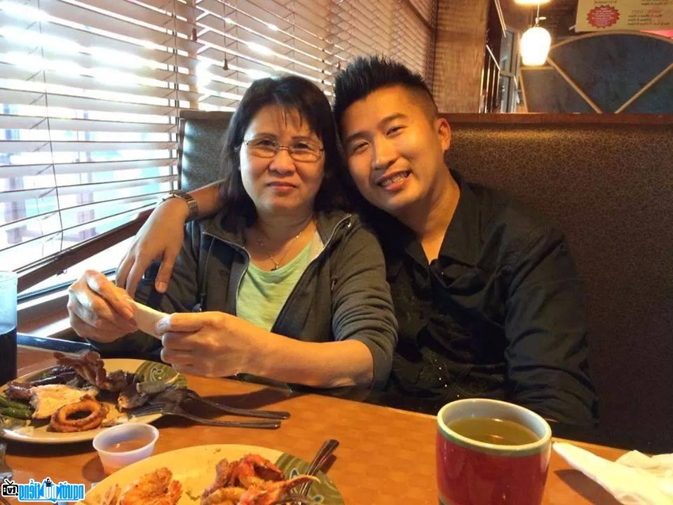 Rapper - ca sĩ Phong Lê và mẹ